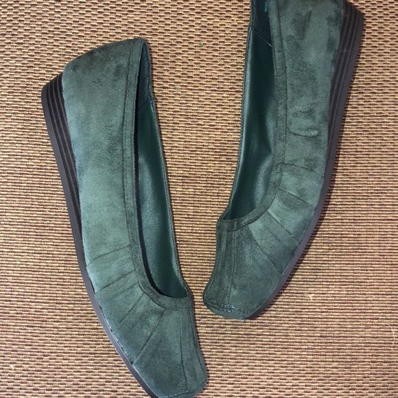 Yuu Iberg Green Suede Flats Shoes Size 8.5 - Picture 3 of 4
